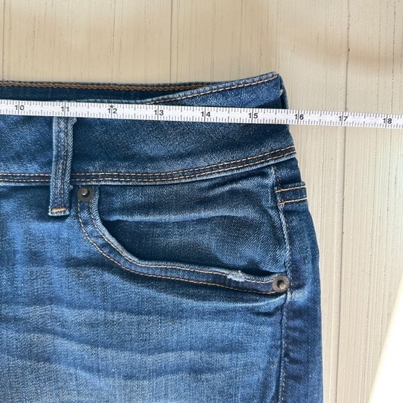 HUDSON Croxley Mid Thigh Medium Wash Denim Shorts Raw Hem Distressed Size 28 - Picture 7 of 10